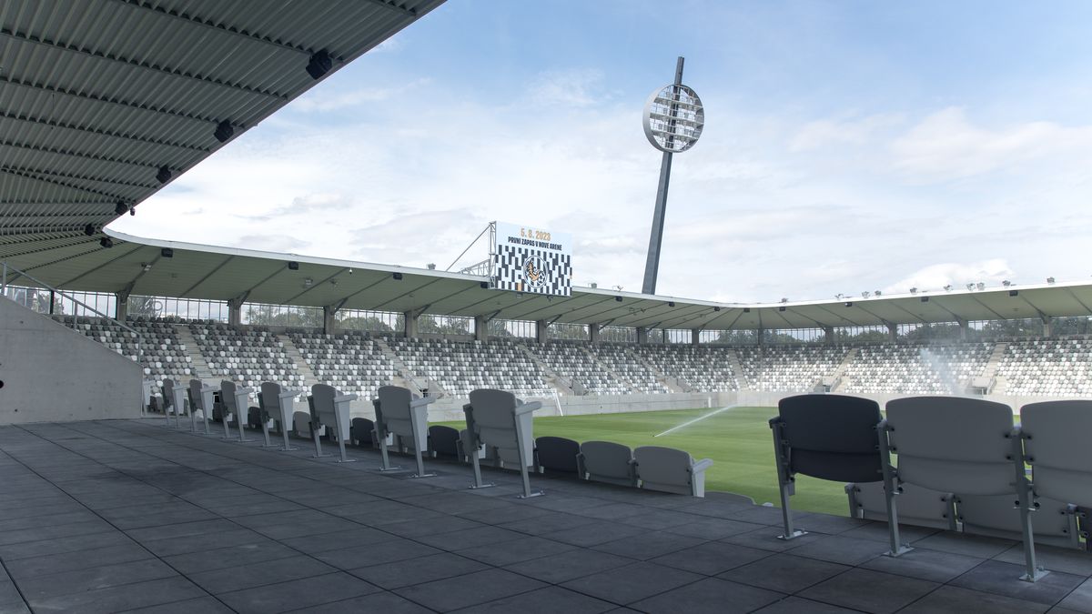 Nový stadion, původní lízátka. Fotky čerstvé chlouby Hradce Králové